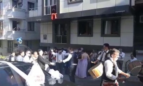 Sokak ortasında sosyal mesafesiz maskesiz düğün eğlencesi