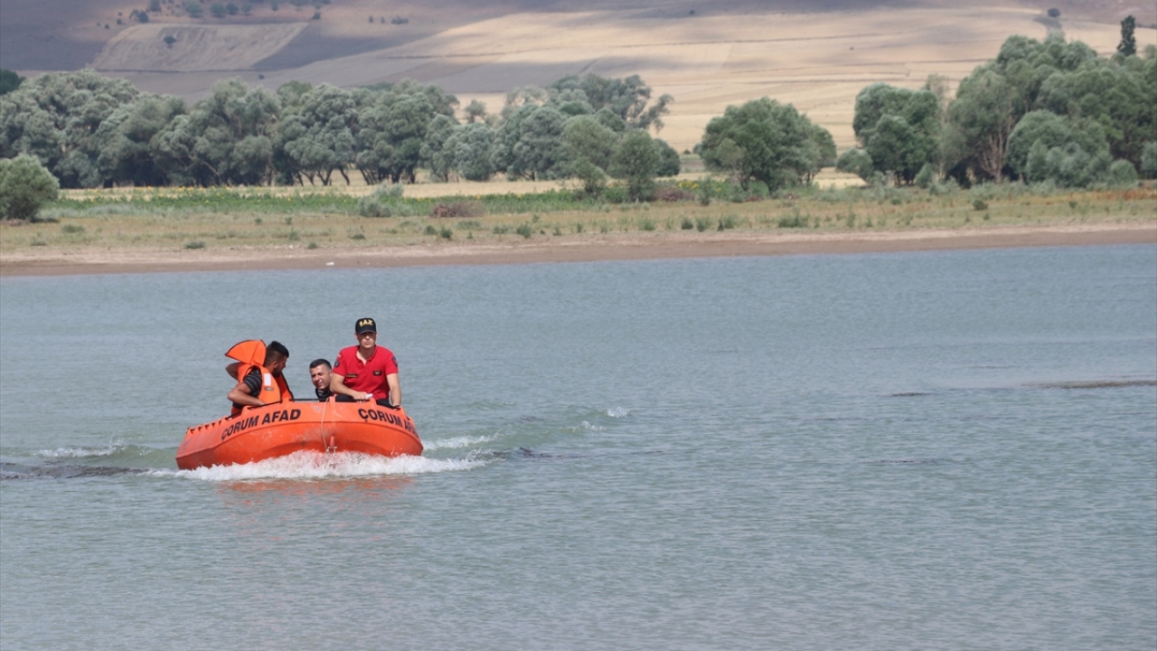 İlçeye bağlı İbrahim köyü yakınlarında tarlada çalışan tarım işçisi Emrah Pullu (21), dün akşam saatlerinde serinlemek için yakında bulunan gölete girdi. Pullu, bir süre sonra suda gözden kayboldu. 