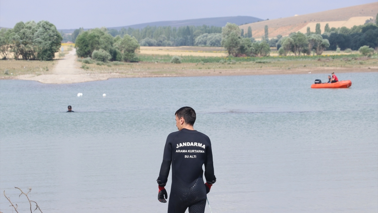 Olay yerine gelen AFAD dalgıçlarının suda yaptıkları aramada gence ulaşılamadı. 