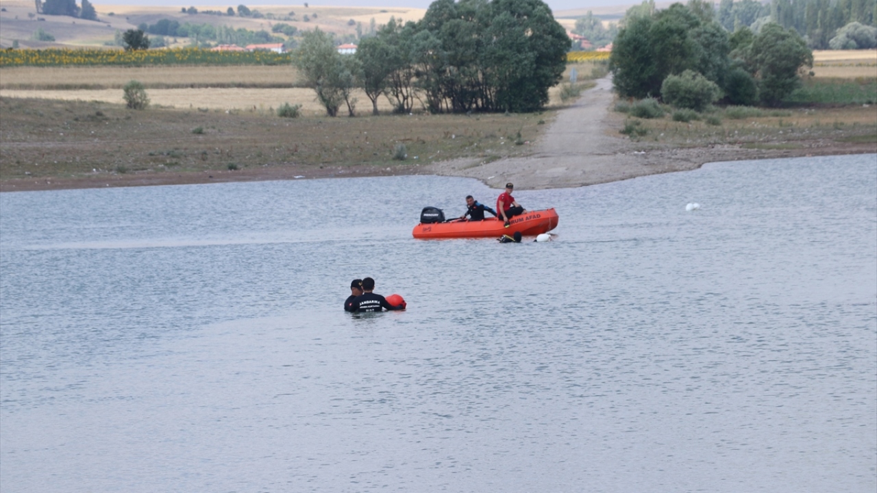 Olay yerine gelen JAK timi de göletteki arama çalışmalarına başladı.  Ekiplerin bölgedeki çalışmaları devam ediyor. 