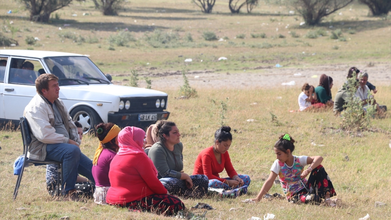 Ailesiyle Kastamonu’dan geldiği öğrenilen tarım işçisi Pullu’nun bulunması için devam eden çalışmaları, yakınları ve diğer tarım işçileri de gölün kenarında takip ediyor. 