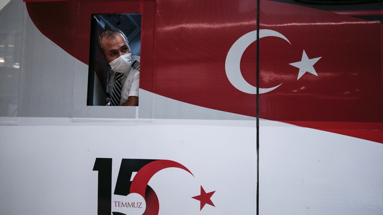 Demokrasi ve Milli Birlik Günü dolayısıyla TCDD Taşımacılık Genel Müdürlüğü tarafından 15 Temmuz görseliyle giydirilmiş tren, Ankara-İstanbul, İstanbul-Konya ve Ankara-Eskişehir hatlarında iki ay sefer yapacak.