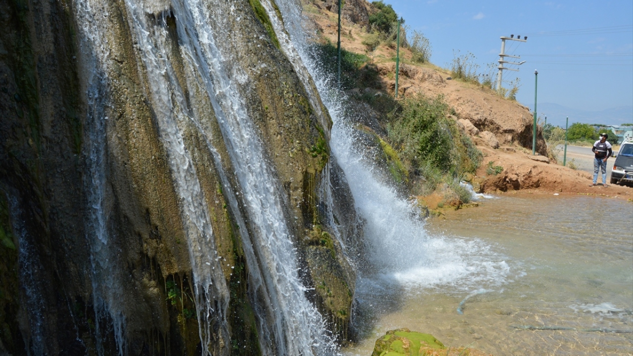 Serinlemek isteyenlerin bir kısmı suyun içerisine girerken bir kısmı ise şelalenin altında aileleriyle doğal ortamda piknik yaparak keyifli zaman geçiriyor.