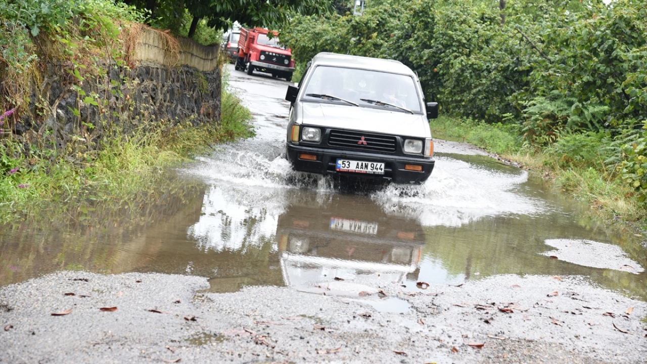 Giresun İl Özel İdare Genel Sekreteri Hüseyin Taşkın, yaptığı açıklamada, yağış nedeniyle bazı ilçelerdeki köy yollarında toprak kaymalarının meydana geldiğini söyledi.