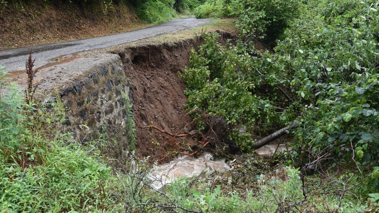 Taşkın, ekiplerin yol açma ve temizlik çalışmalarını sürdürdüğünü belirtti.