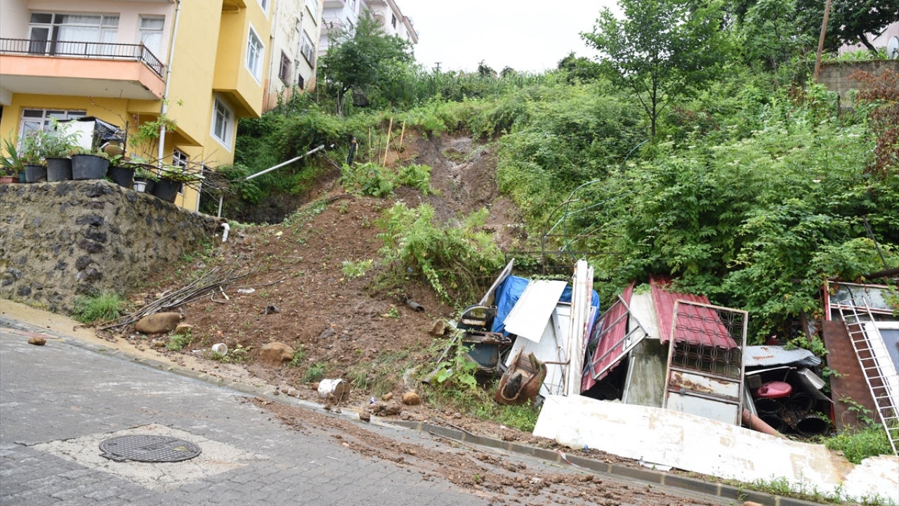 Görele ilçesinde ise şehir merkezinde su birikintileri oluştu.