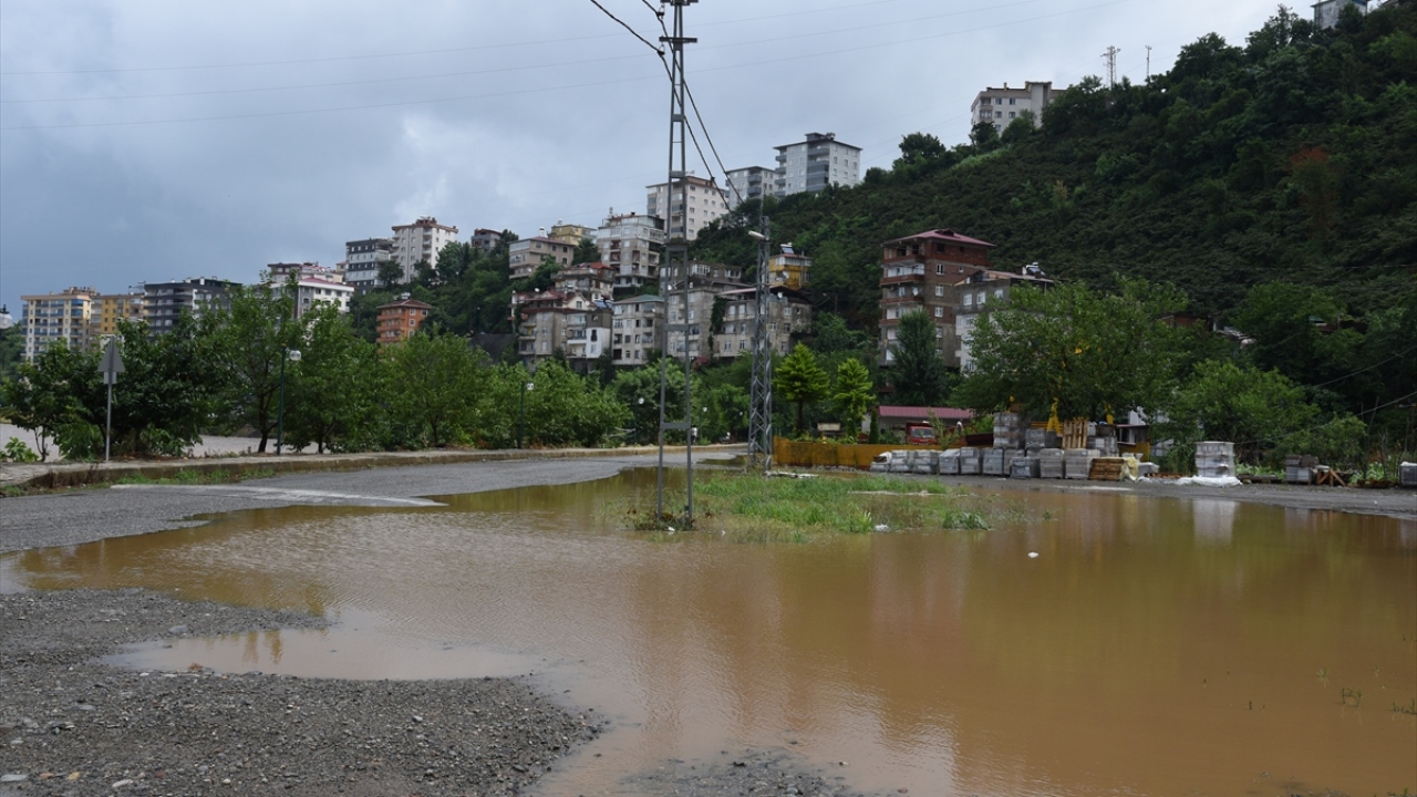 Sahil ve iç kesimdeki ilçelerde etkili olan yağış nedeniyle Tirebolu-Doğankent, Görele-Köprübaşı-Aydınlar ile Yağlıdere-Alucra kara yollarında toprak kaymaları yaşandı.