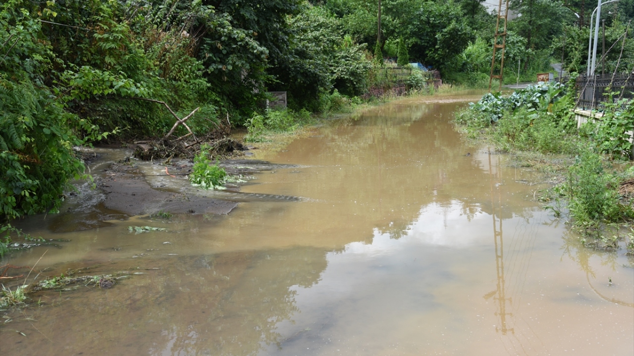 Belediye ekipleri su birikintileri ve beraberinde caddelerde oluşan çamuru temizlemek için çalışma başlattı. 