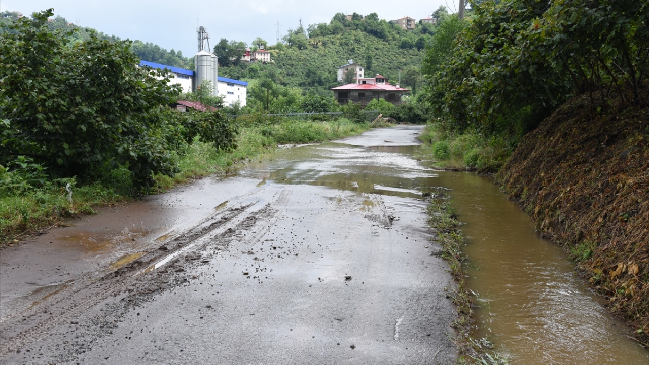 Öte yandan Giresun`un iç kesimlerinde, sağanağın zaman zaman etkisini sürdürdüğü bildirildi.