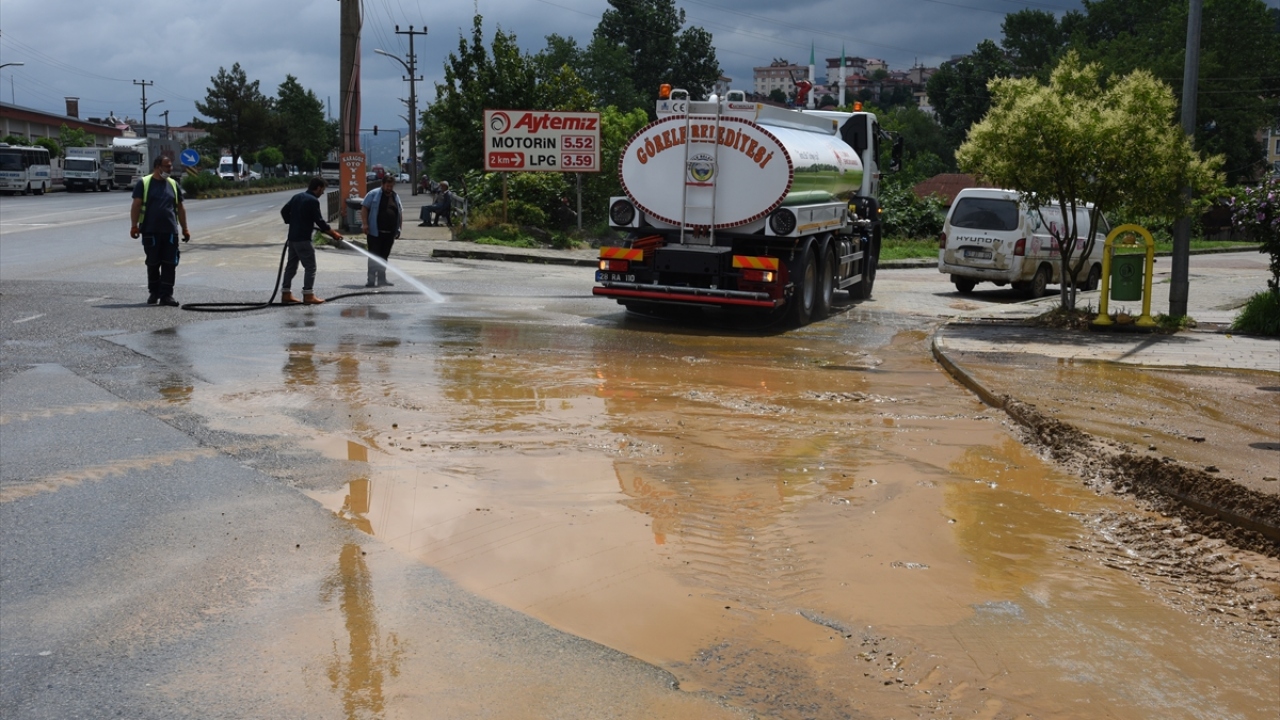 Karayolları ekiplerinin söz konusu bölgelerde yol açma ve temizlik çalışmalarının sürdüğü, buralarda ulaşımların tek şeritten kontrollü sağlandığı öğrenildi.