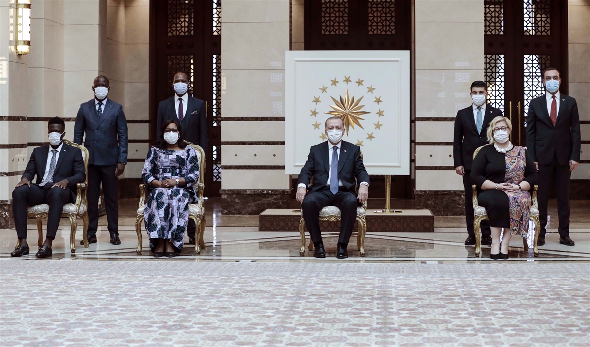 Toure`nin eşi ve bazı büyükelçilik mensuplarını Cumhurbaşkanı Erdoğan`a takdiminin ardından, hatıra fotoğrafı çektirildi.