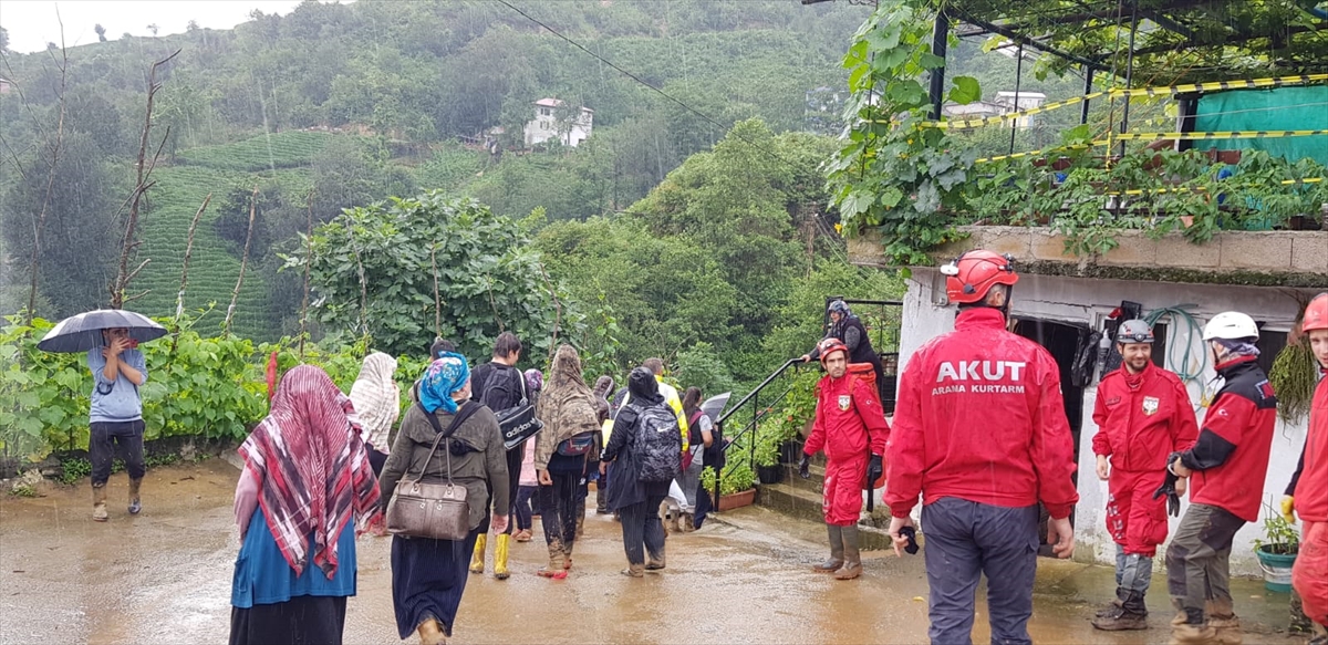 Kentte etkisini gösteren şiddetli yağışın ardından sabah saatlerinden itibaren hasar tespit çalışmaları, Karayolları ve DSİ ekiplerince de yol açma çalışmaları başlatıldı.