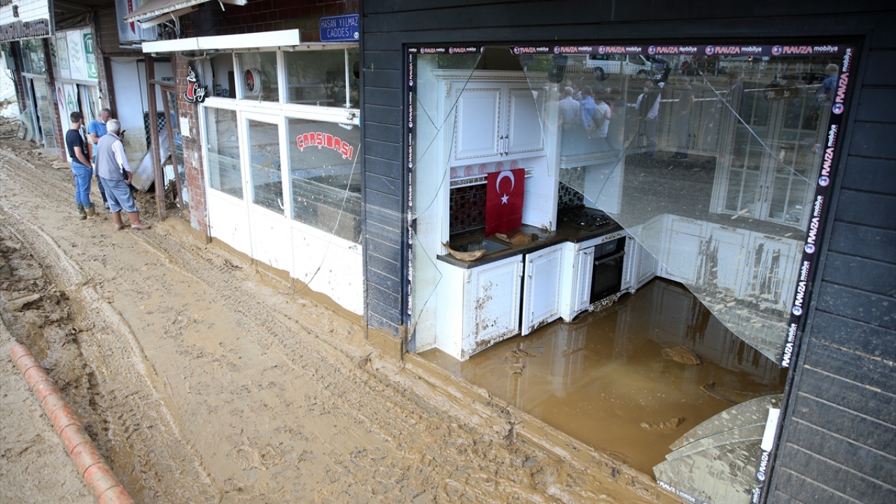 AFAD ekiplerince Çayeli ve İkizdere ilçelerinde zarar ziyan tespit çalışması sürüyor.