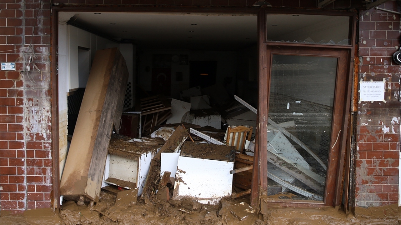 Ekipler, köylerdeki hasar tespit çalışmalarına ise yağışın durmasının ardından yolların ulaşıma açılmasıyla başlayacak.