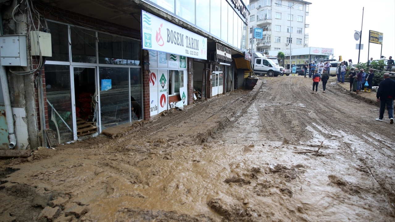 Aralarında AKUT ekibinin de bulunduğu 9 kişi, Ankara Jandarma Havacılık Komutanlığı`ndan gelen askeri helikopterle bulundukları yerden alındı.
