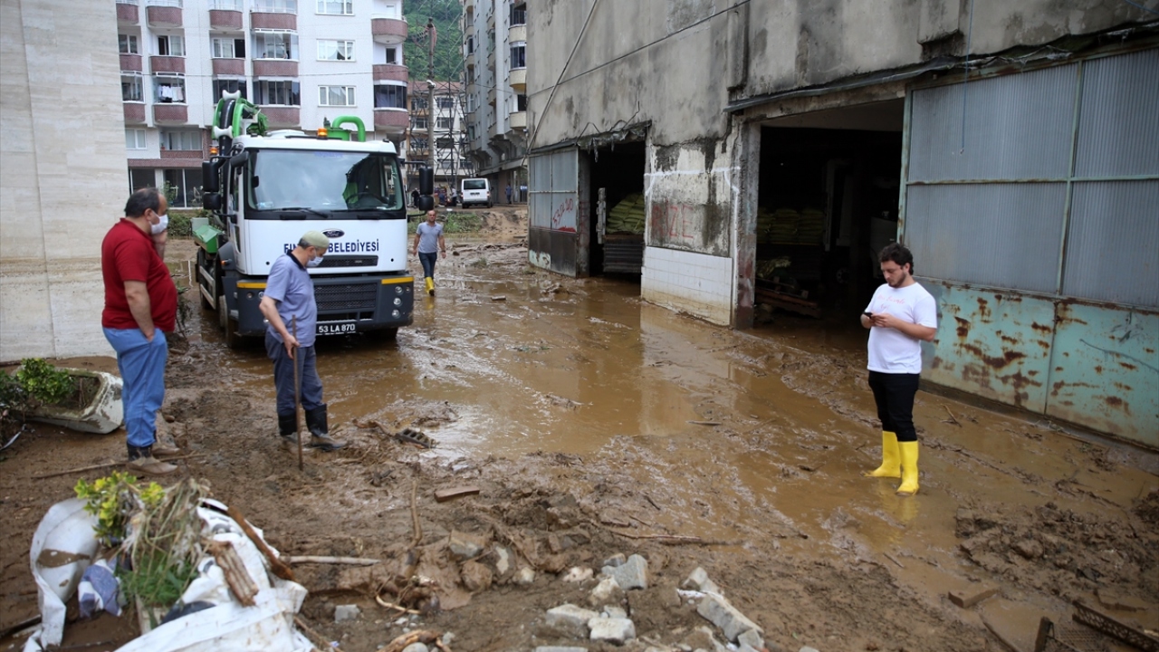 Ekiplerden yardım talebinde bulunan diğer 5 kişi ise farklı bir noktadan iş makinelerinin yolu açmasıyla kurtarıldı.