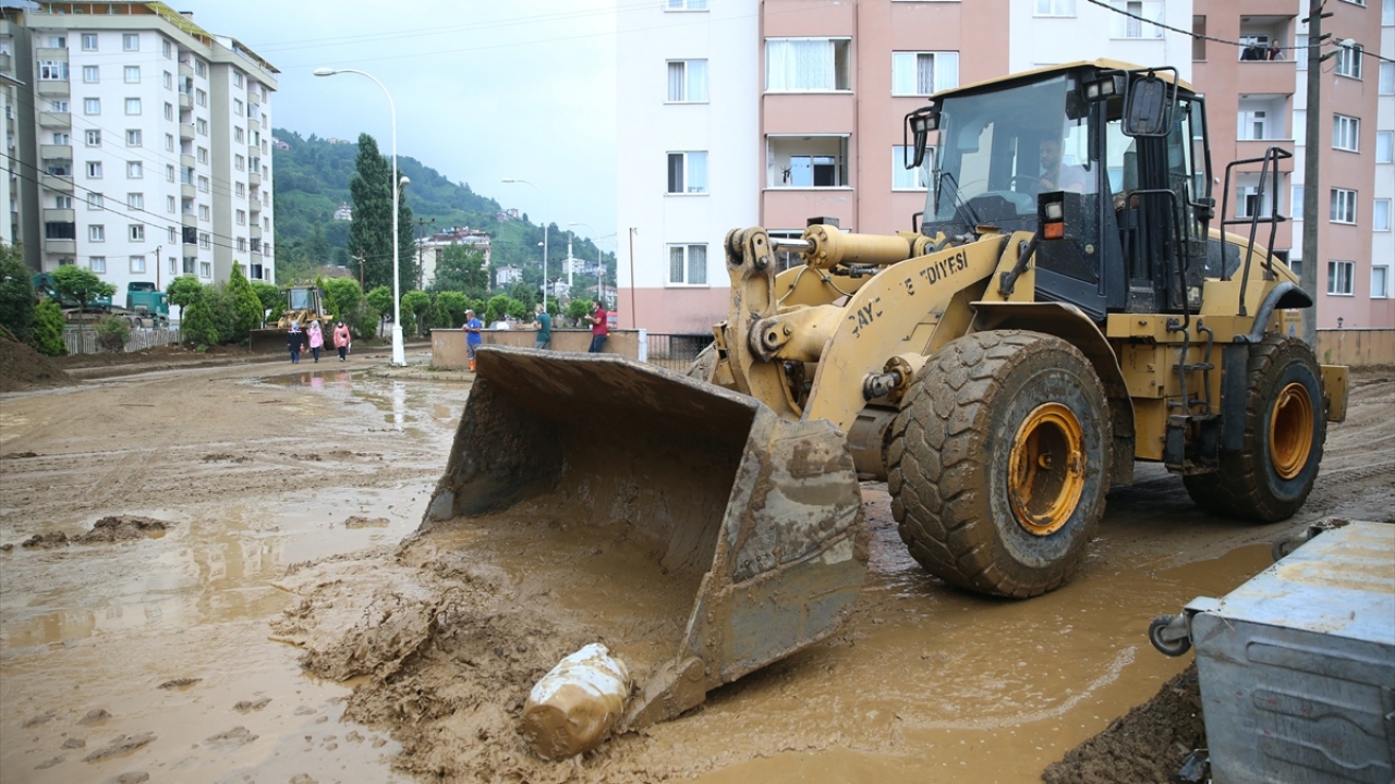 Çayeli Kaptanpaşa yolunda ulaşım tek şeritten veriliyor