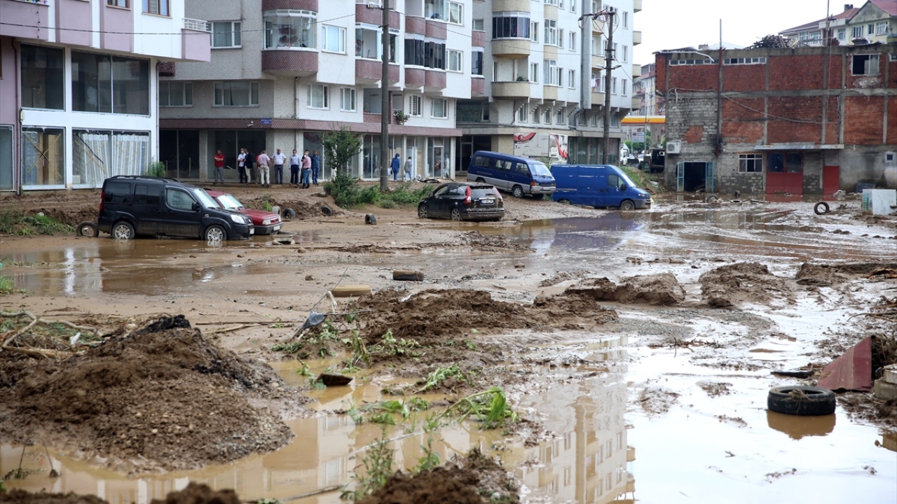DSİ`nin haricinde Rize Belediyesi ekipleri de Madenli beldesine sevk edildi. Ayrıca, Çayeli Kaptanpaşa yolunda ulaşım tek şeritten kontrollü veriliyor. 