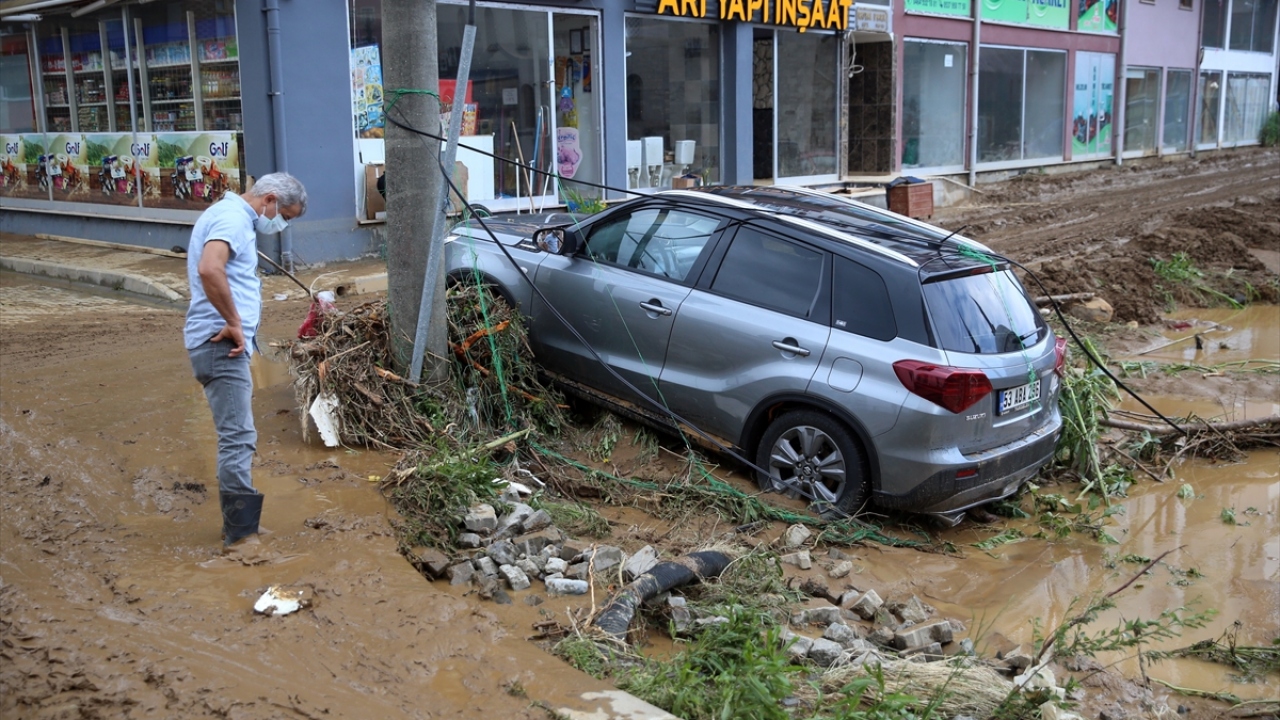 Madenli`de 15, İkizdere`de ise 10 iş makinesi ulaşım için çalışıyor. İl Özel İdaresine ait 17 ekip de bölgede çalışmalarını sürdürüyor.