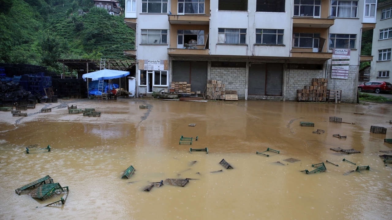 Öte yandan, bölgede aralıklarla yağmur etkisini sürdürüyor.