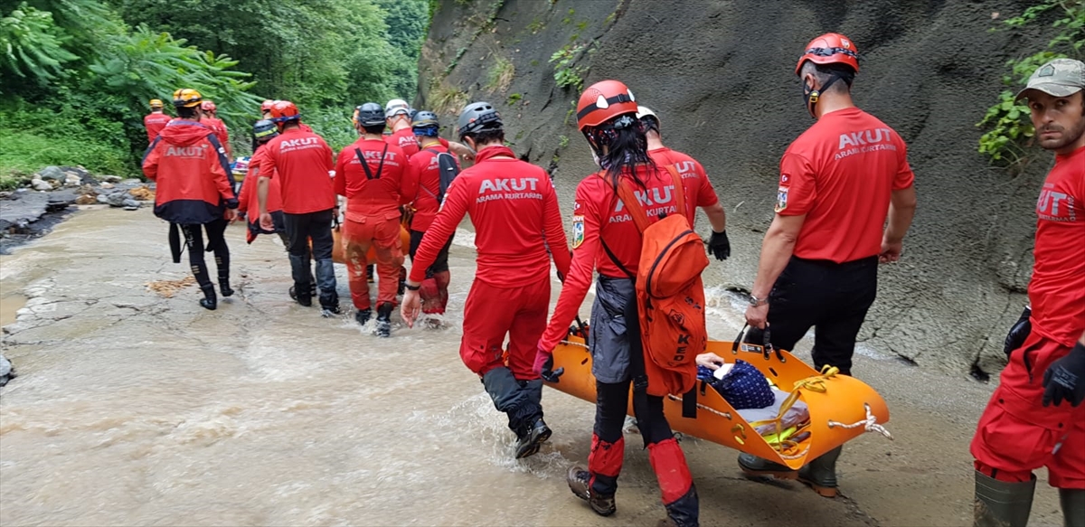 Mahsur kalan AKUT ekipleri de helikopterle bulundukları yerden alındı