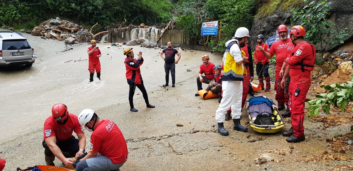 Etkisini sürdüren yağış nedeniyle ekipler yoldayken yeniden heyelan meydana geldi. Bu nedenle ekipler bulundukları yerde mahsur kaldı ve ilerleyemedi.