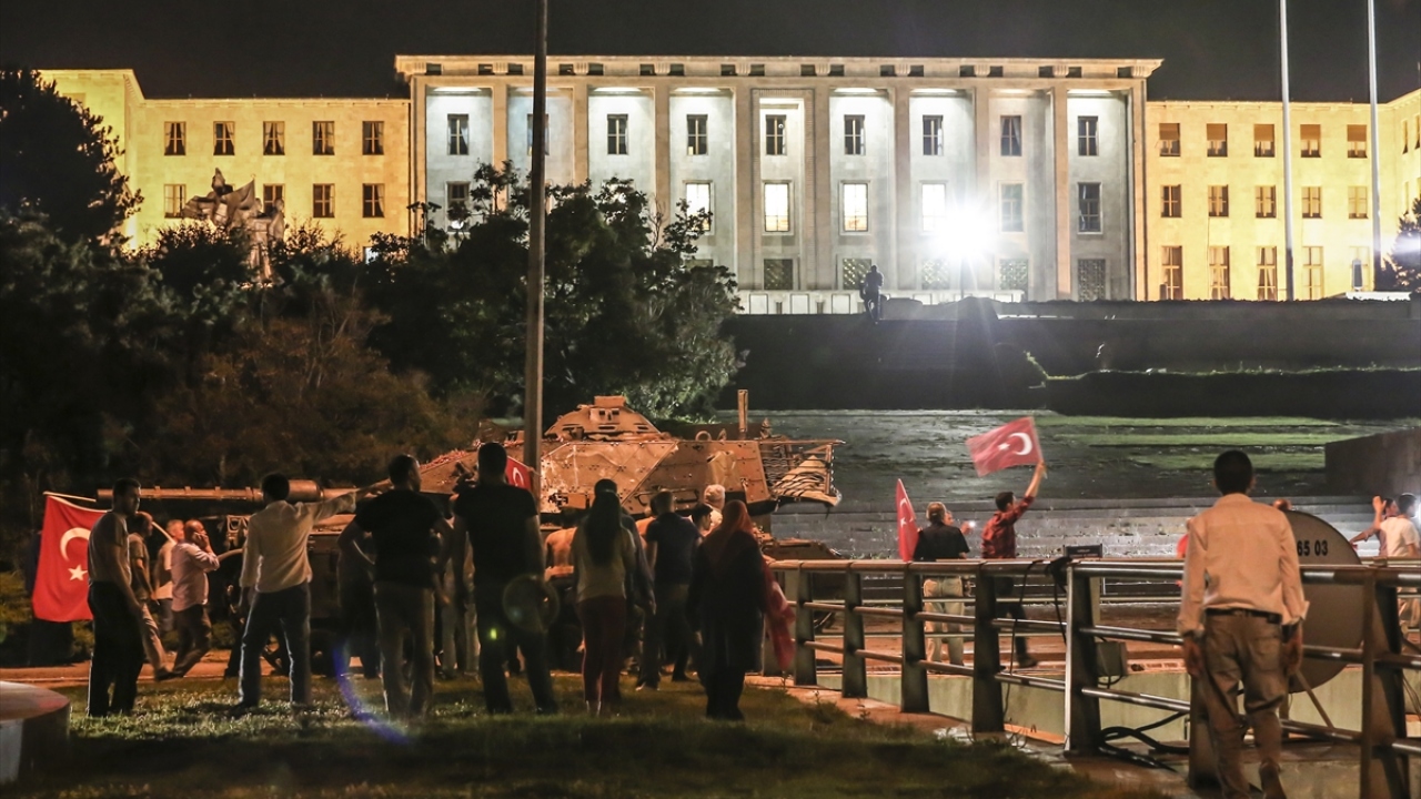 FETÖ`nün darbe girişiminde tanklar Meclis`in önünden geçerken vatandaşlar tepki gösterdi. (Arşiv)