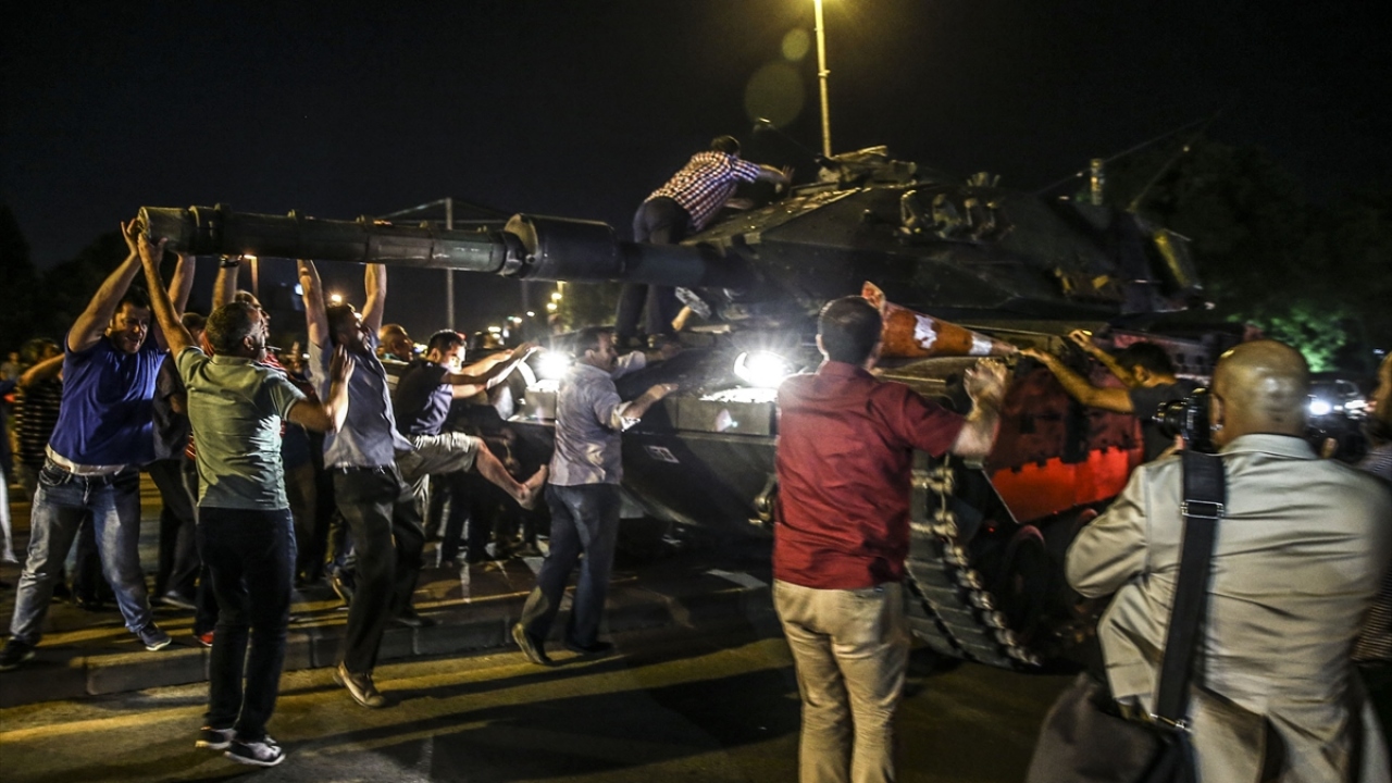 Başkentte vatandaşlar askeri kalkışmaya karşı tepki gösterdi. (Arşiv)