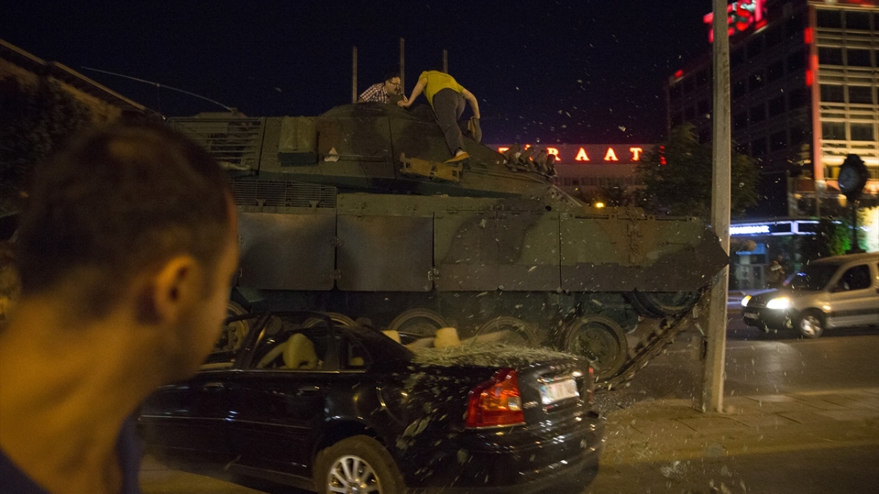 Askeri kalkışma sırasında Atatürk Bulvarında tanklar araçları ezerken vatandaşlar tepki gösterdi. (Arşiv)