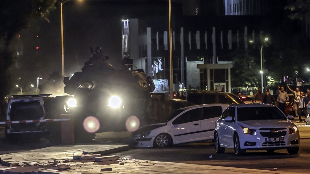 Ankara`da askeri kalkışma sırasında tanklar meydanlardan araçları ezerek geçti. (Arşiv)