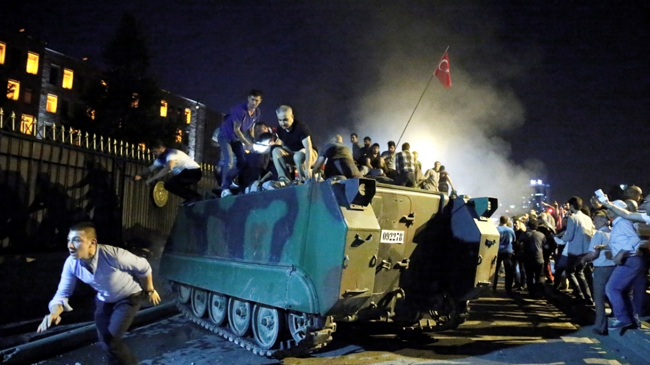 Ankara`da vatandaşlar Fetullahçı Terör Örgütü`nün (FETÖ) darbe girişimine tepkide bulunmak için Genelkurmay Başkanlığı önünde tanklara müdahale etti. (Arşiv)