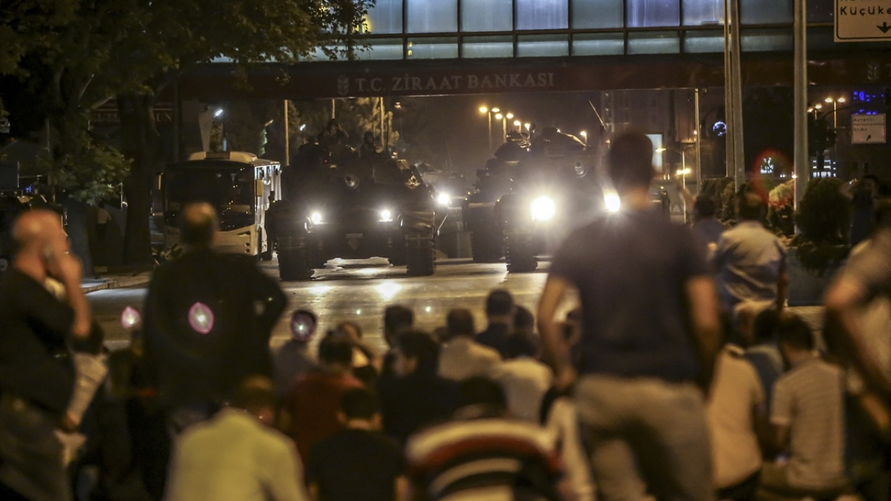 Ankara`da Fetullahçı Terör Örgütü`nün (FETÖ) darbe girişimini protesto etmek için İsmet İnönü Bulvarında toplanan vatandaşlar, darbecilere tepki gösterdi. (Arşiv)