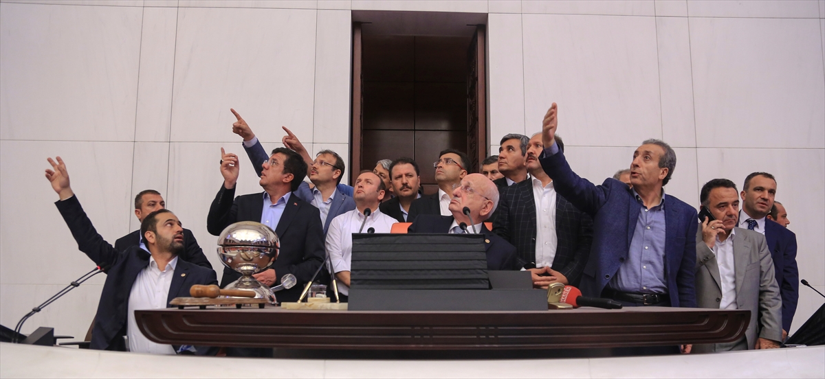 Fetullahçı Terör Örgütünün (FETÖ) darbe girişimini sonrası TBMM`de bekleyen Ekonomi Bakanı Nihat Zeybekci ile bazı AK Parti, CHP ve MHP milletvekilleri, Meclis Başkanı İsmail Kahraman başkanlığında bir araya gelerek Genel Kurul salonunda toplandı. (Arşiv)