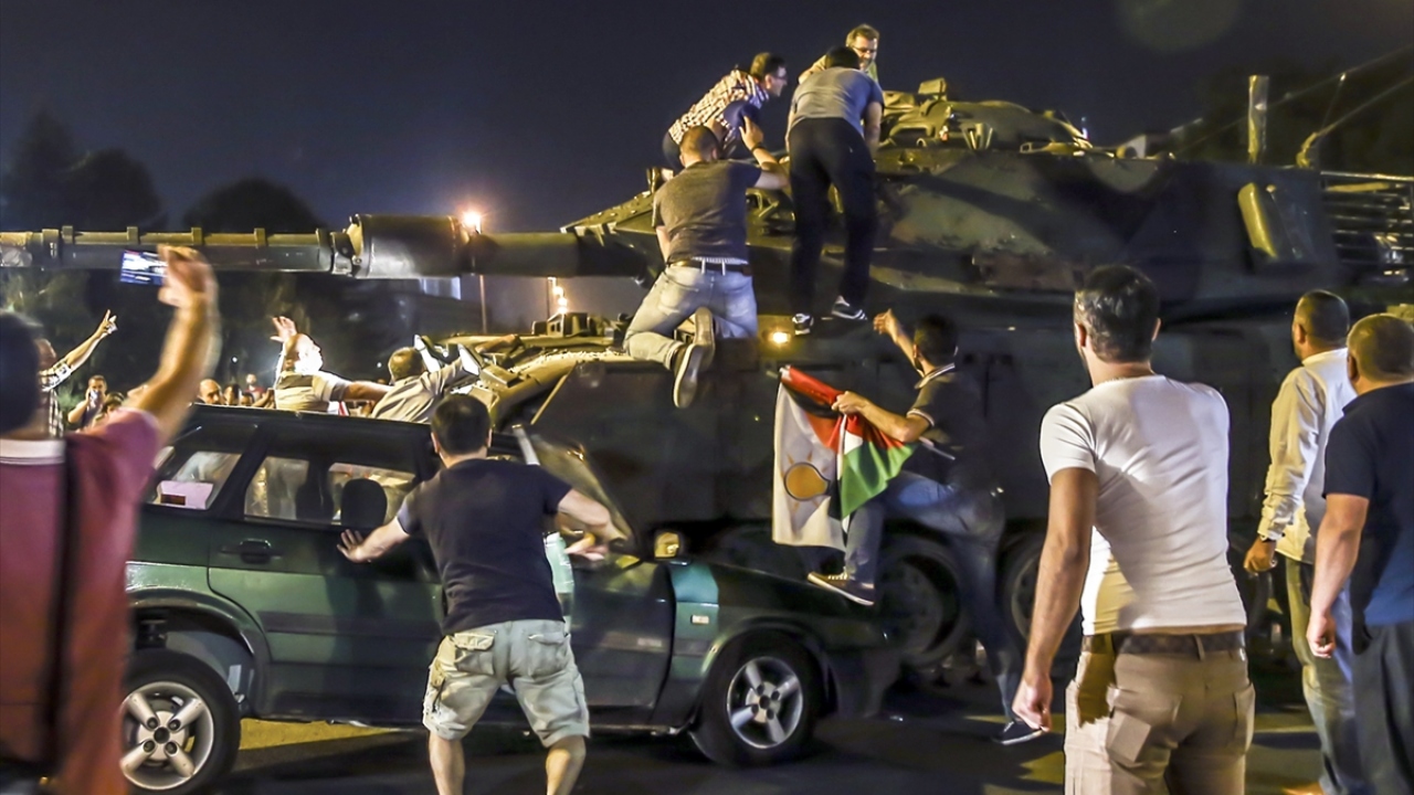 Ankara`da askeri kalkışmayı protesto etmek için toplanan vatandaşlar, meydanlardan geçerken araçları ezen tanklara tepki gösterdi. (Arşiv) 