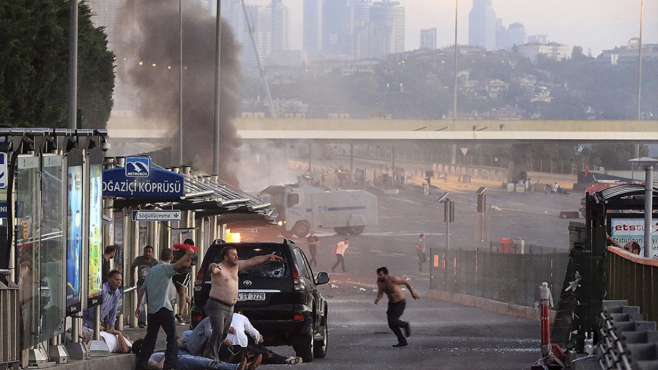 İstanbul`da Fetullahçı Terör Örgütünün (FETÖ) darbe girişimi nedeniyle tanklar tarafından kapatılan Boğaziçi Köprüsünde bazı vatandaşlar yaralandı. (Arşiv)
