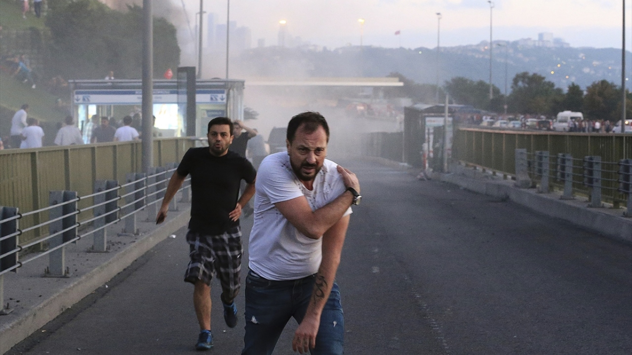 İstanbul`da Fetullahçı Terör Örgütünün (FETÖ) darbe girişimi nedeniyle tanklar tarafından kapatılan Boğaziçi Köprüsünde bazı vatandaşlar yaralandı. (Arşiv)