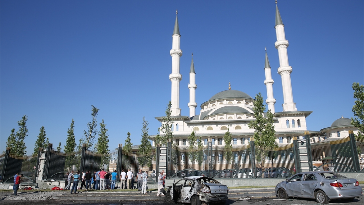 Darbe girişimi sırasında Millet Camisi önüne atılan bomba sonrası şehitler verilirken, çevrede ve araçlarda büyük hasar meydana geldi. (Arşiv)