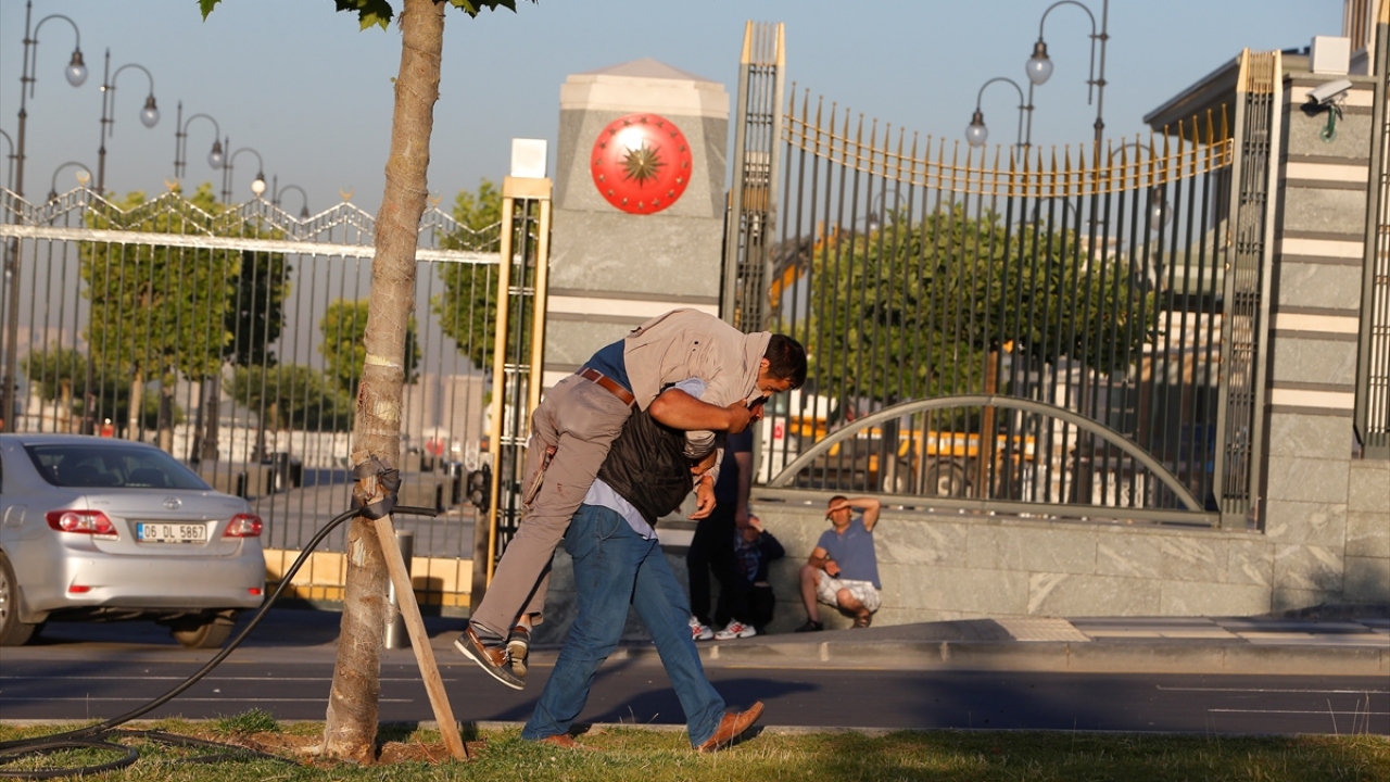 16 Temmuz 2016 sabahı Cumhurbaşkanlığı Külliyesi bombalandıktan sonra yaralanan vatandaşlar güvenli bölgelere taşındı. (Arşiv)