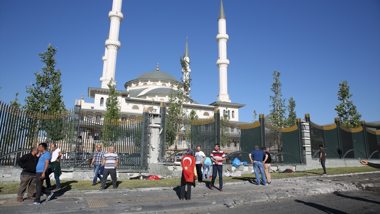 Askeri kalkışmada Millet Camisi önüne darbeciler tarafından uçaktan atılan bomba sonrası şehitler verilirken, çevrede hasar meydana geldi. (Arşiv) 