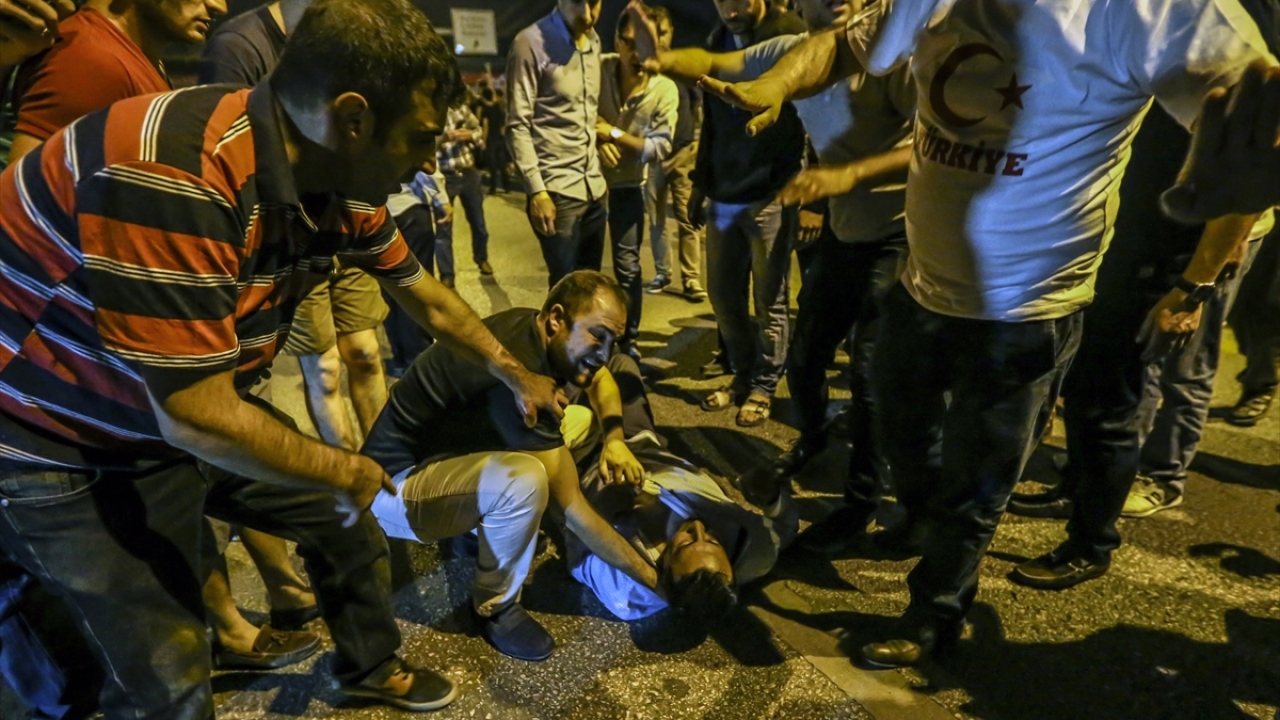 Ankara`da Genelkurmay önünde Fetullahçı Terör Örgütü`nün (FETÖ) darbe girişimi sırasında helikopterlerden açılan ateş sonucu bazı vatandaşlar yaralandı. (Arşiv) 