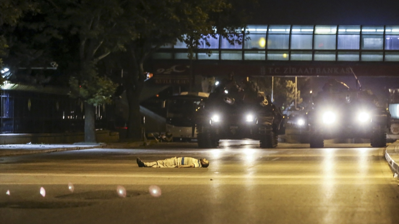 Ankara`da vatandaşlar askeri kalkışmayı protesto etmek için Genelkurmay kavşağında toplandı. Yusuf Çelik isimli vatandaş tankların geçişi sırasında yola yatarak tepkisini gösterdi. Çelik, daha sonra açılan ateş sonrası şehit oldu. (Arşiv)
