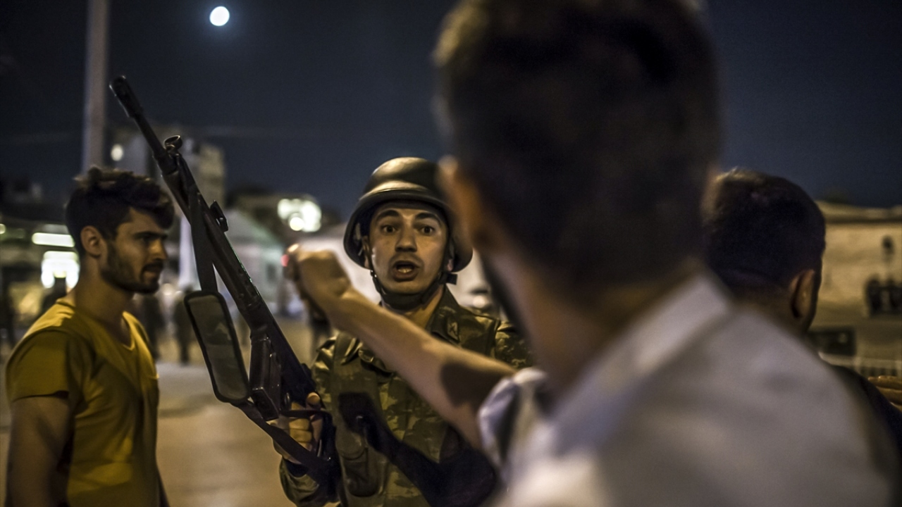 İstanbul Taksim Meydanı`nda toplanan vatandaşlar, "askeri kalkışmaya" tepki gösterdi. (Arşiv) 