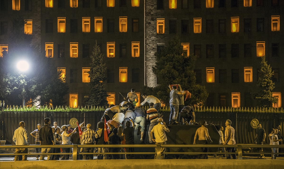 Ankara`da Fetullahçı Terör Örgütü`nün (FETÖ) darbe girişimine tepkide bulunmak için Genelkurmay Başkanlığı önünde toplanan vatandaşlar tanklara müdahale etti. (Arşiv)