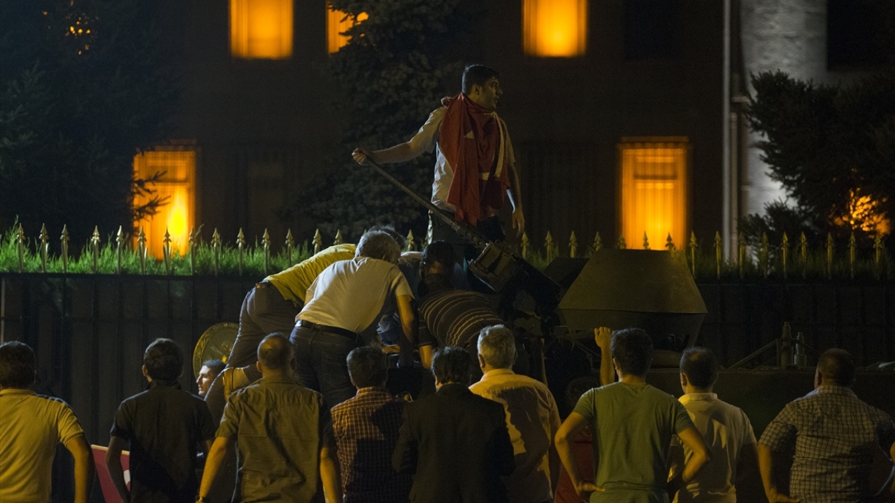 Ankara`da Fetullahçı Terör Örgütü`nün (FETÖ) darbe girişimine tepkide bulunmak için Genelkurmay Başkanlığı önünde toplanan vatandaşlar tanklara müdahale etti. (Arşiv)