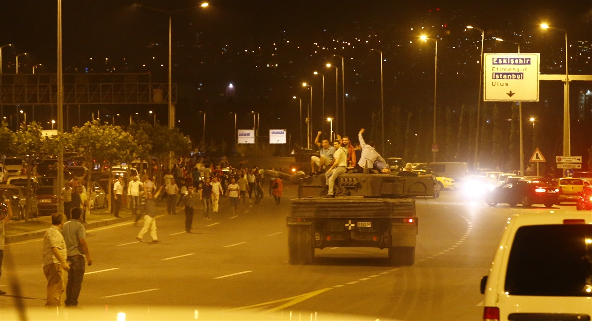 Ankara`da, Türk bayraklarıyla kentin çeşitli noktalarında toplanan vatandaşlar, askeri kalkışmaya tepki gösterdi. (Arşiv)
