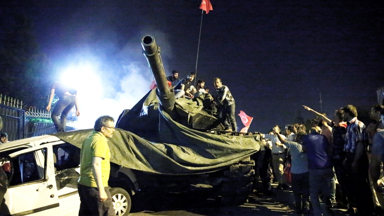 Genelkurmay Başkanlığı önünde vatandaşlar, tankın üstüne çıkarak askeri kalkışmaya tepki gösterdi. (Arşiv)