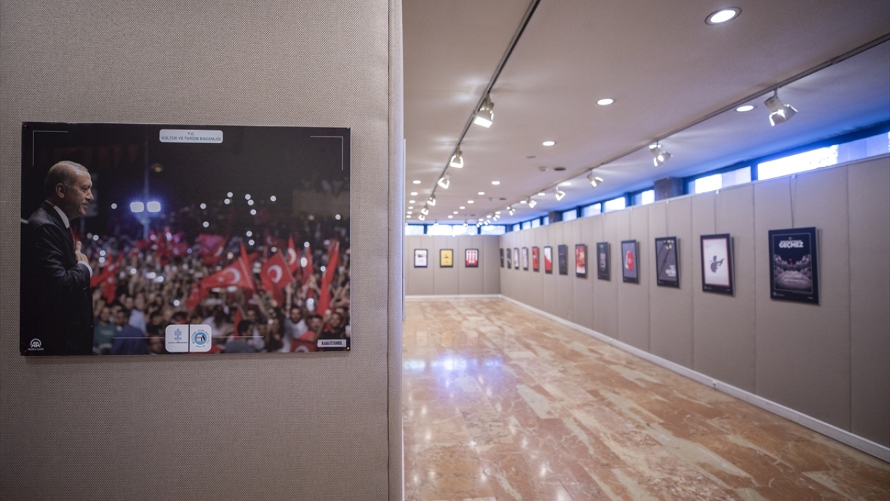 Sergide 15 Temmuz gecesi Anadolu Ajansı foto muhabirlerince çekilen fotoğraflar da yer aldı.