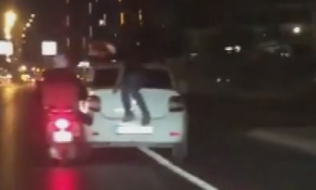 Motosiklet sürücüsü ayağıyla otomobili itti