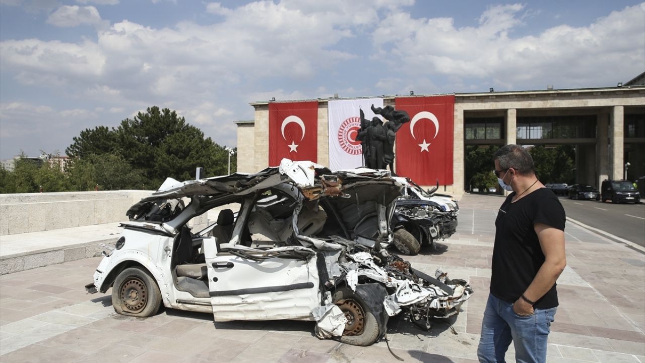 Darbe girişiminde hasar gören araçlar, yarın düzenlenecek 15 Temmuz Demokrasi ve Milli Birlik Günü etkinlikleri kapsamında Meclis`e getirildi. 