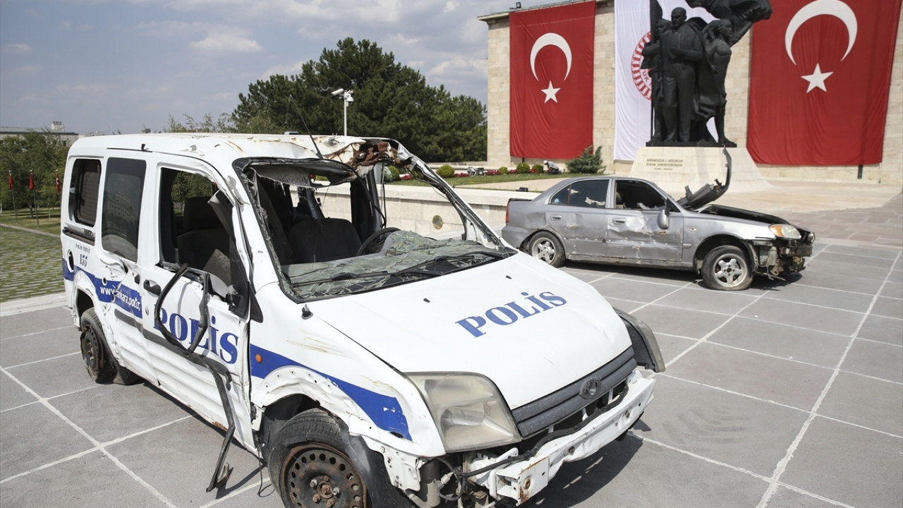 Sergilenen hasarlı araçlar arasında tanklar tarafından ezilen, uçak ve helikopterlerden açılan ateşle vurulan ticari taksi, polis araçları ve vatandaşlara ait otomobiller yer alıyor.